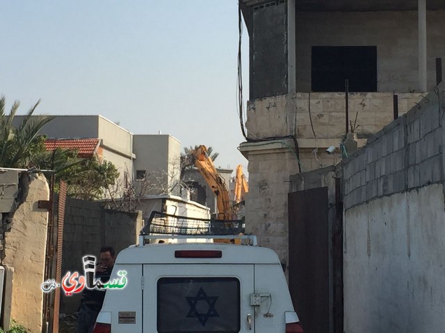 الجرافات الإسرائيلية تهدم مبنى من 3 طوابق في اللد واستياء عارم لدى السكان العرب
